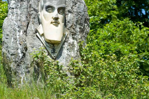 Statue dans la roche Haute Savoie